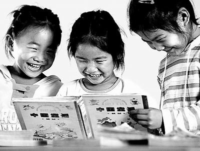 孩子们在乡村阅览室高兴地阅读儿童读物--专题