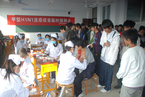 漯河首批甲型H1N1流感疫苗在漯河实验高中接