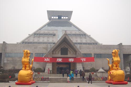 河南博物院春节期间正常开放 吸引大批观众-博