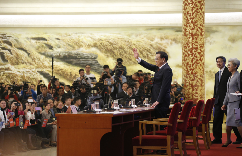 3月16日，国务院总理李克强在北京人民大会堂与中外记者见面，并回答记者提问。 新华社记者 吕迅 摄
