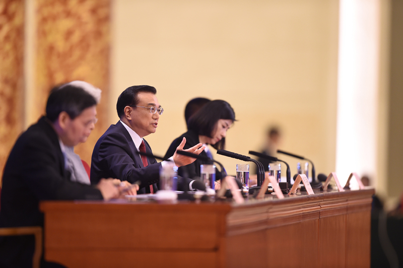 3月16日，国务院总理李克强在北京人民大会堂与中外记者见面，并回答记者提问。新华社记者 陈晔华 摄