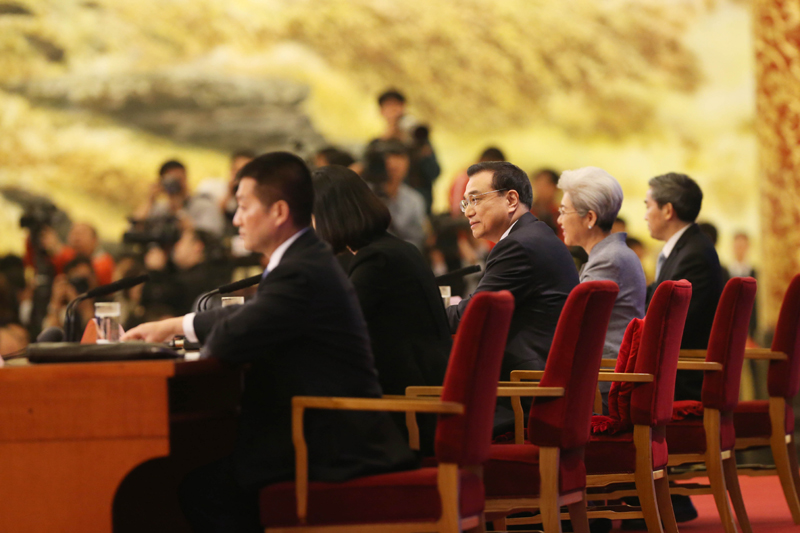 3月16日，国务院总理李克强在北京人民大会堂与中外记者见面，并回答记者提问。新华社记者 刘卫兵 摄