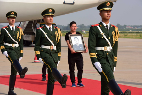 6月12日，维和牺牲烈士申亮亮骨灰迎接仪式在河南新郑机场举行。