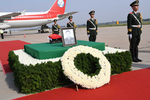 6月12日，维和牺牲烈士申亮亮骨灰迎接仪式在河南新郑机场举行。
