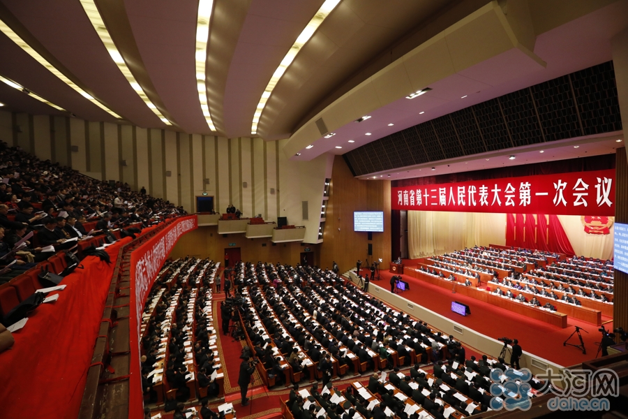 河南省十三届人大一次会议开幕 陈润儿作政府